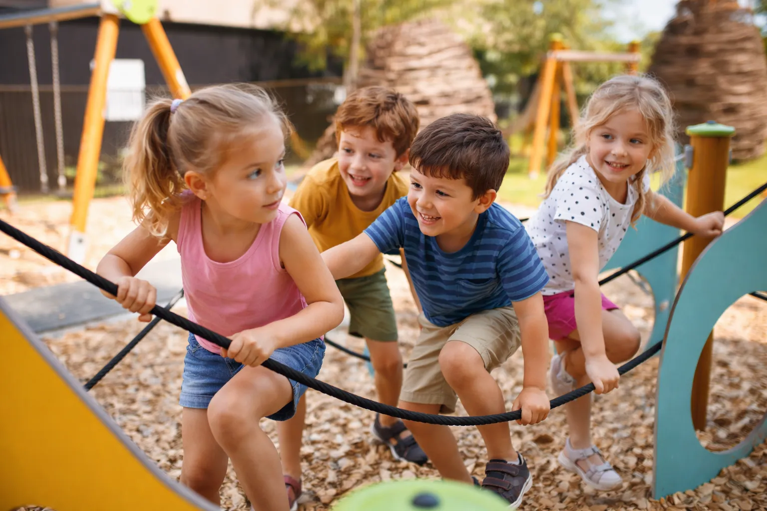 dzieci bawiące się w przedszkolu