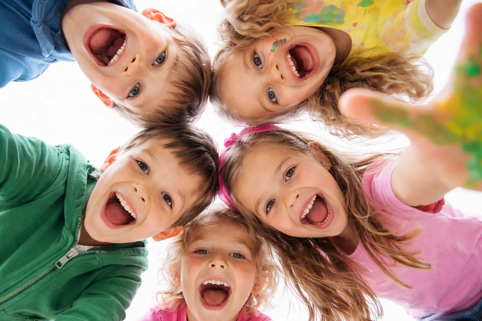 dzieci w kółu uśmiechają się do kamery